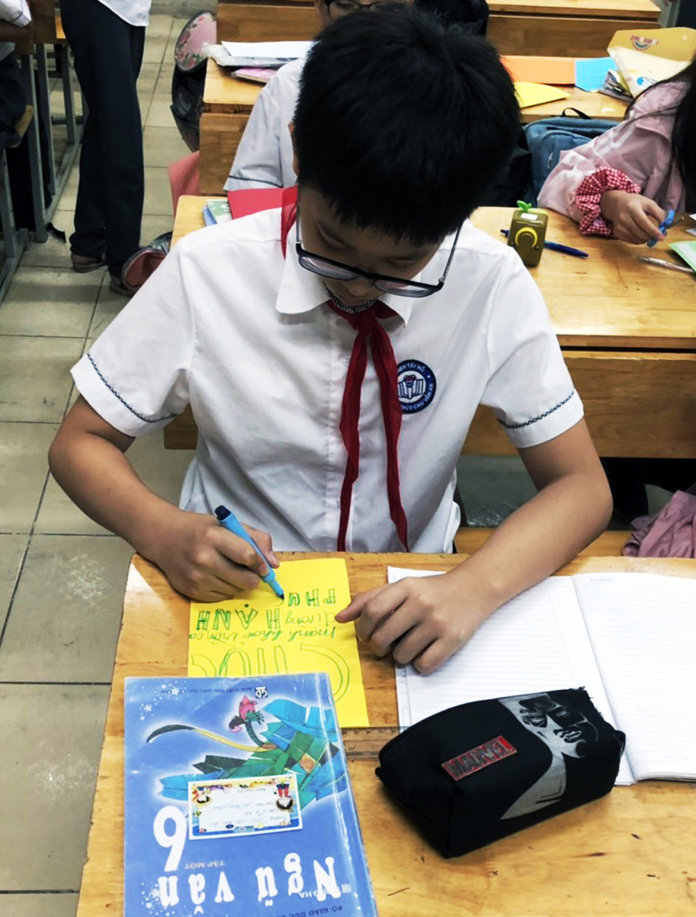 Nắn nót từng nét chữ.